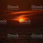 Laut Berombak Dengan Awan Abu