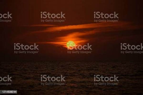 Laut Berombak Dengan Awan Abu