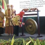 **tukar Gagasan Dalam Nuansa Harmonis**