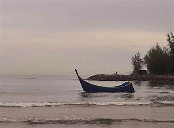 Pesona Senja Di Pesisir Pantai